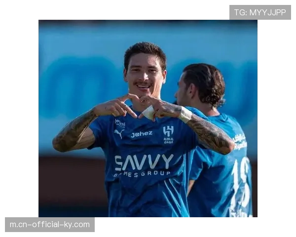 利雅得新月锋霸努涅斯鼓掌嘲讽主裁马宁染黄